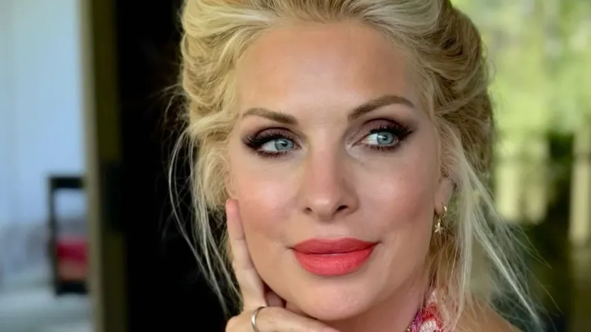 Αρχείο φωτογραφίας της Ελένης Μενεγάκη από παλιά έξοδο σε ανθοπωλείο