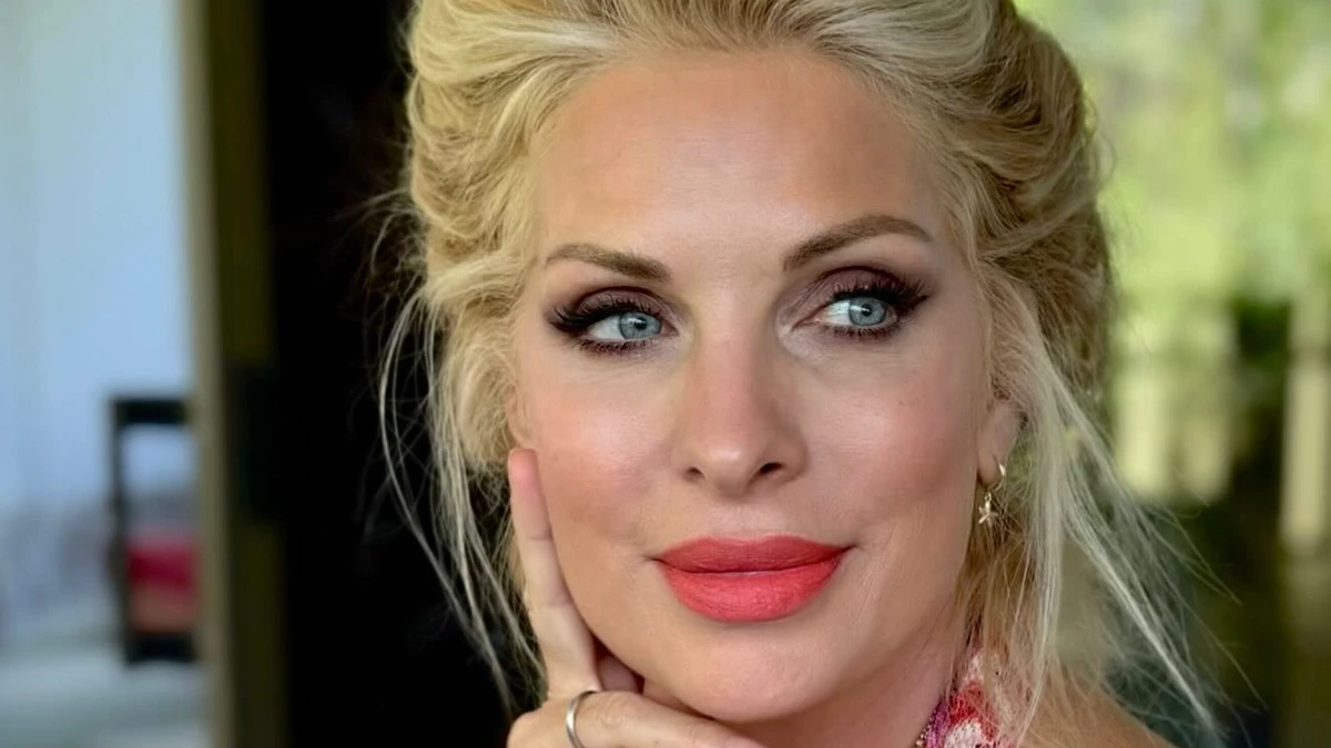 Το throwback καρέ της Μενεγάκη που σίγουρα θα ήθελε να είχε «καεί»... έγινε viral ξανά 1 Αρχείο φωτογραφίας της Ελένης Μενεγάκη από παλιά έξοδο σε ανθοπωλείο