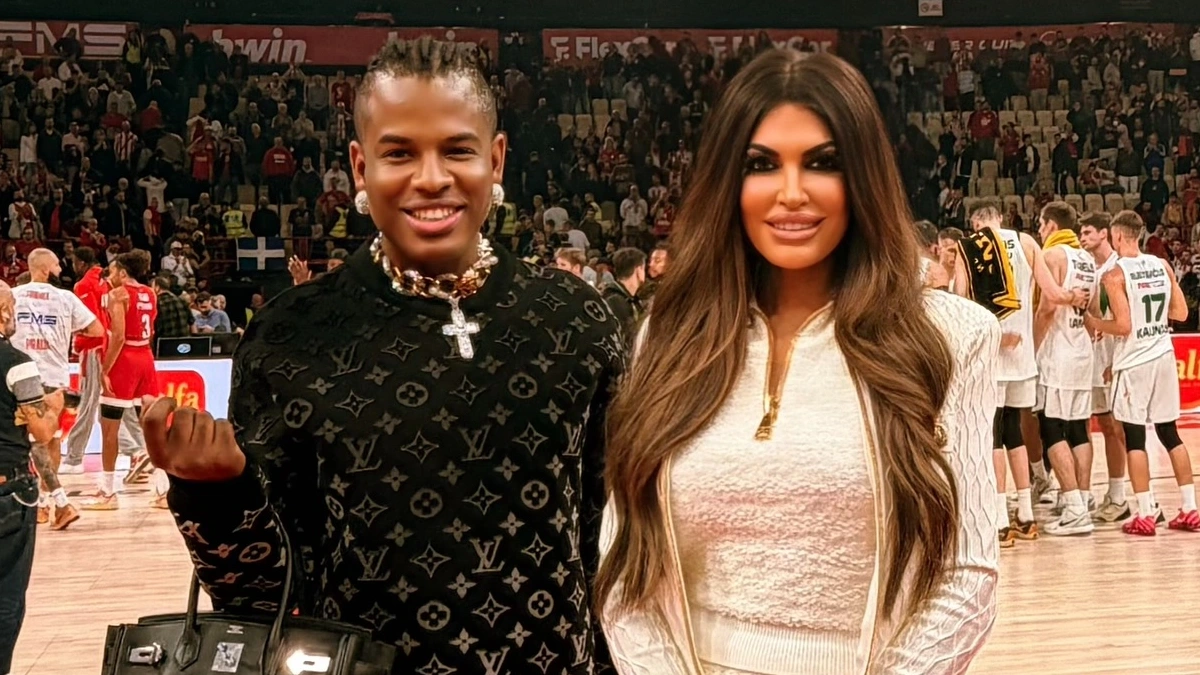 Ο Fancy James χαμογελαστός στο ΣΕΦ με την Κίμπερλι