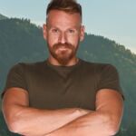 Ο Δημήτρης Ζήκος πανηγυρίζει με το κύπελλο της Φάρμας και δακρύζει στην απονομή