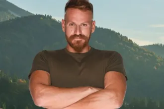 Ο Δημήτρης Ζήκος πανηγυρίζει με το κύπελλο της Φάρμας και δακρύζει στην απονομή