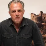 Ο Στάθης, η Ερωφίλη και ο Στέφανος σε δραματική στιγμή από τη «Γη της Ελιάς», με τη Μάνη να συγκλονίζεται από έγκλημα και αποκαλύψεις.