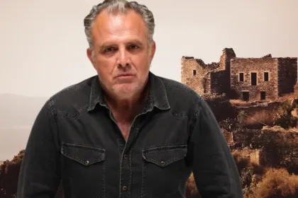 Ο Στάθης, η Ερωφίλη και ο Στέφανος σε δραματική στιγμή από τη «Γη της Ελιάς», με τη Μάνη να συγκλονίζεται από έγκλημα και αποκαλύψεις.