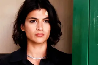 Η Χριστιάνα έντρομη στη Γη της Ελιάς τη στιγμή που βλέπει τον Ορέστη