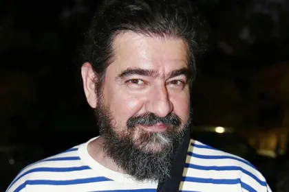 Ο Γιάννης Δρακόπουλος σε νυχτερινή του έξοδο στην Αθήνα