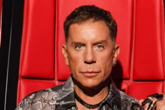 Ο Γιώργος Μαζωνάκης χαιρετά θαυμαστές έξω από το νυχτερινό κέντρο