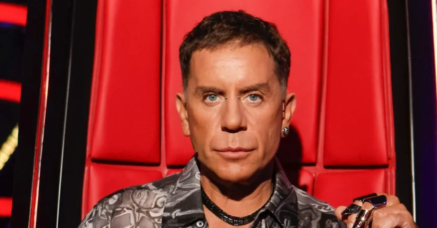 Ο Γιώργος Μαζωνάκης χαιρετά θαυμαστές έξω από το νυχτερινό κέντρο