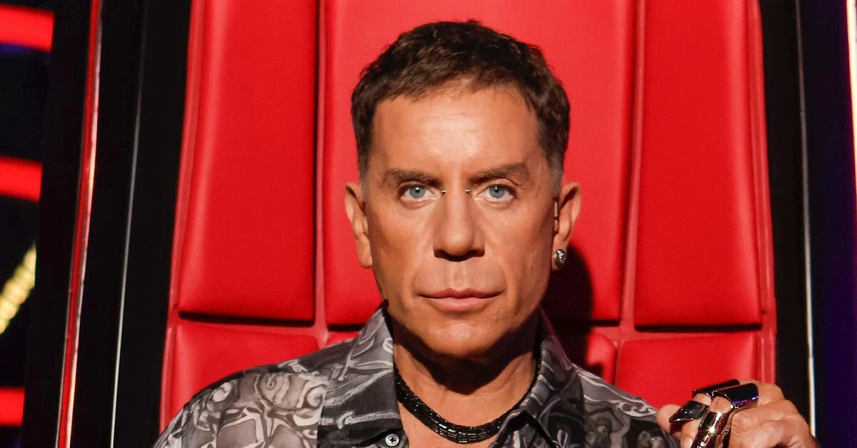 Ο Γιώργος Μαζωνάκης χαιρετά θαυμαστές έξω από το νυχτερινό κέντρο