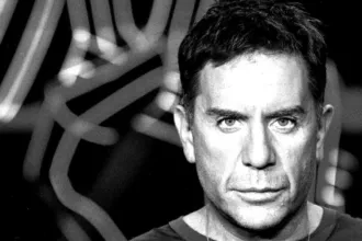 Ο Γιώργος Μαζωνάκης στην πρεμιέρα του στην Ακτή Πειραιώς