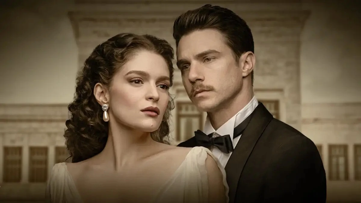 Αλίκη και Άρης σε τρυφερή στιγμή στο Grand Hotel.