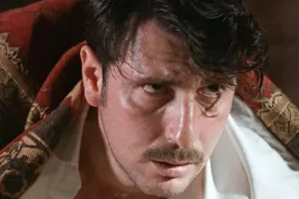 Ο τραυματισμένος Ρήγας στο Grand Hotel.