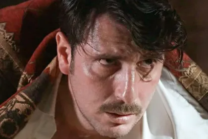 Ο τραυματισμένος Ρήγας στο Grand Hotel.