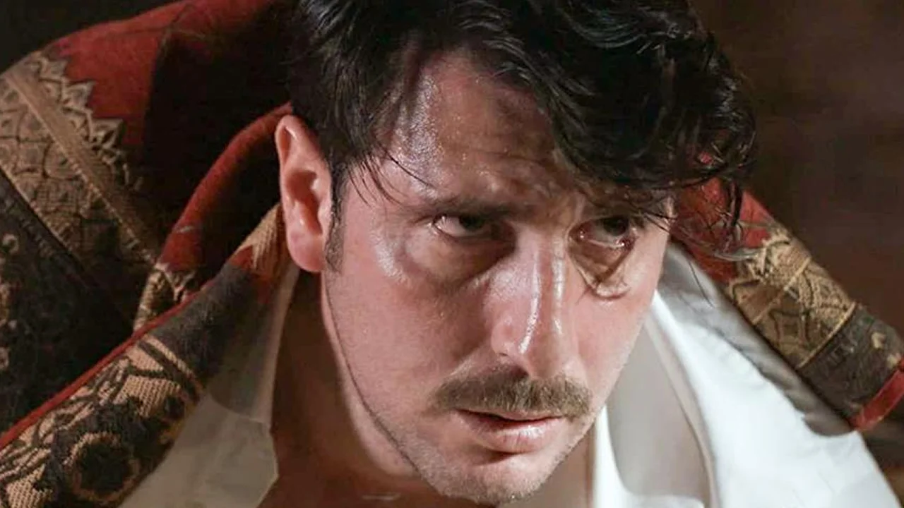 Grand Hotel: Η Αλίκη αφήνει τον Ρήγα να πεθάνει – Η μαρτυρία σοκ για τη Σμύρνη 1 Ο τραυματισμένος Ρήγας στο Grand Hotel.