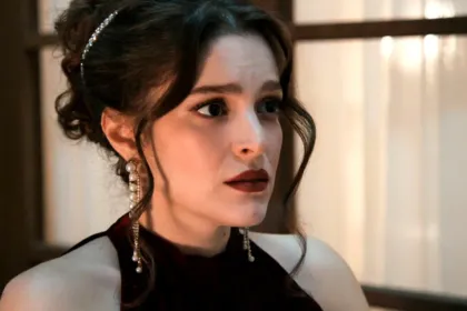 Η Αλίκη σε σκηνή έντασης απο την σειρά Grand Hotel