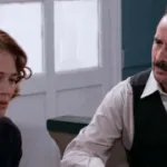 Ο Χαραλάμπης και η Μελίνα σε σκοτεινή σκηνή από το Grand Hotel