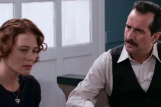 Ο Χαραλάμπης και η Μελίνα σε σκοτεινή σκηνή από το Grand Hotel