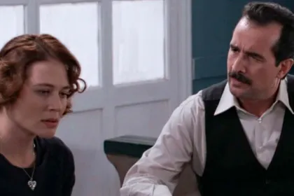 Ο Χαραλάμπης και η Μελίνα σε σκοτεινή σκηνή από το Grand Hotel