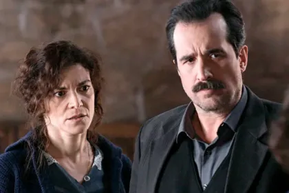 Grand Hotel επεισόδιο 51 σκηνή με τον Χαραλάμπη και τη Μελίνα εγκλωβισμένους από τη βροχή σε εσωτερικό χώρο