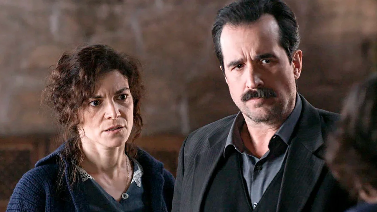 Grand Hotel επεισόδιο 51 σκηνή με τον Χαραλάμπη και τη Μελίνα εγκλωβισμένους από τη βροχή σε εσωτερικό χώρο