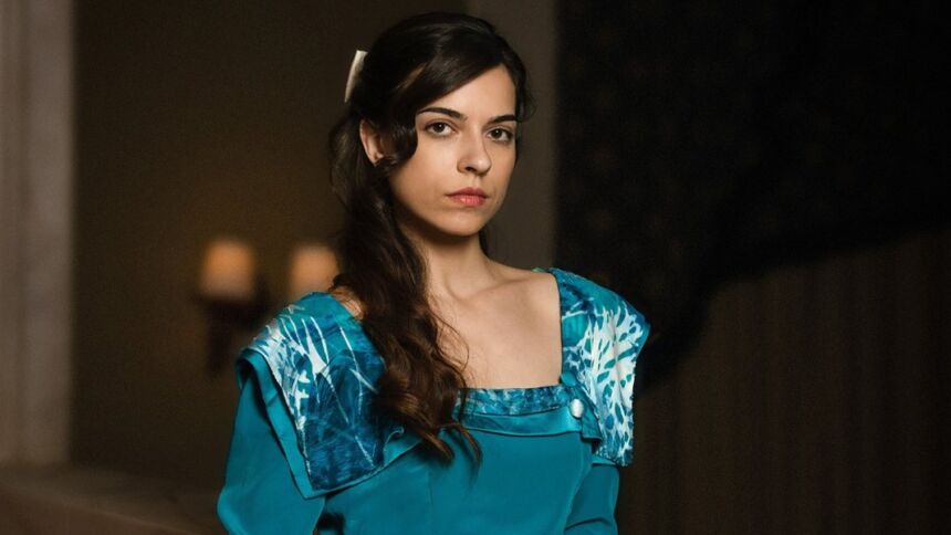 grand hotel i elpida vythizetai stin trela to mystiko me to lithio kai i anatrichiastiki tis emmoni me tin koykla