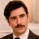 Σκηνή από το επεισόδιο του Grand Hotel με την Αλίκη και τον Ρήγα σε κρίσιμη στιγμή