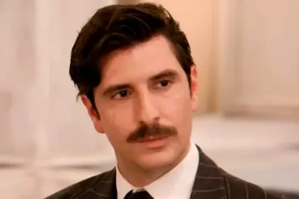 Σκηνή από το επεισόδιο του Grand Hotel με την Αλίκη και τον Ρήγα σε κρίσιμη στιγμή