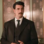 Ο Ρήγας σε σκοτεινή, φορτισμένη σκηνή από το «Grand Hotel», κρατώντας στα χέρια του το μυστηριώδες γράμμα της Αλίκης.