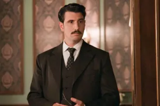 Ο Ρήγας σε σκοτεινή, φορτισμένη σκηνή από το «Grand Hotel», κρατώντας στα χέρια του το μυστηριώδες γράμμα της Αλίκης.