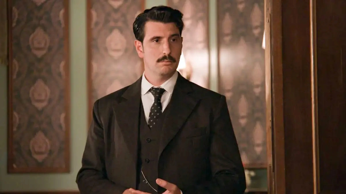 Ο Ρήγας σε σκοτεινή, φορτισμένη σκηνή από το «Grand Hotel», κρατώντας στα χέρια του το μυστηριώδες γράμμα της Αλίκης.