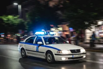 Αστυνομικό όχημα σε δρόμο του Ιλίου μετά την καταγγελία για απαγωγή 17χρονου.