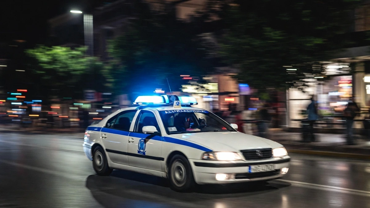 Ίλιον: Απήγαγαν και λήστεψαν 17χρονο – Τον πέταξαν τραυματισμένο από το αυτοκίνητο 1 Αστυνομικό όχημα σε δρόμο του Ιλίου μετά την καταγγελία για απαγωγή 17χρονου.