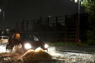 Πλημμυρισμένος δρόμος στο Κερατσίνι
