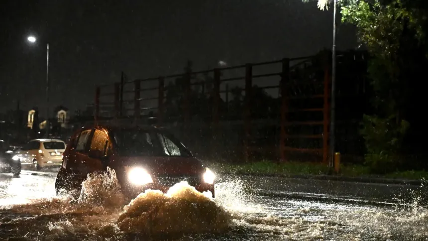 Πλημμυρισμένος δρόμος στο Κερατσίνι