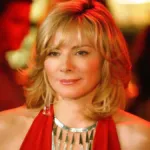 Η Κιμ Κατράλ χαμογελαστή μετά τον μυστικό γάμο της στο Λονδίνο