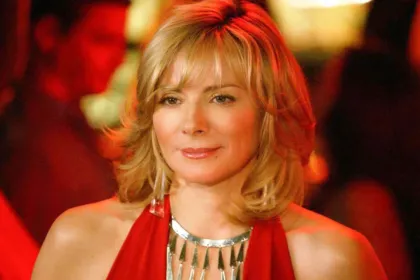 Η Κιμ Κατράλ χαμογελαστή μετά τον μυστικό γάμο της στο Λονδίνο