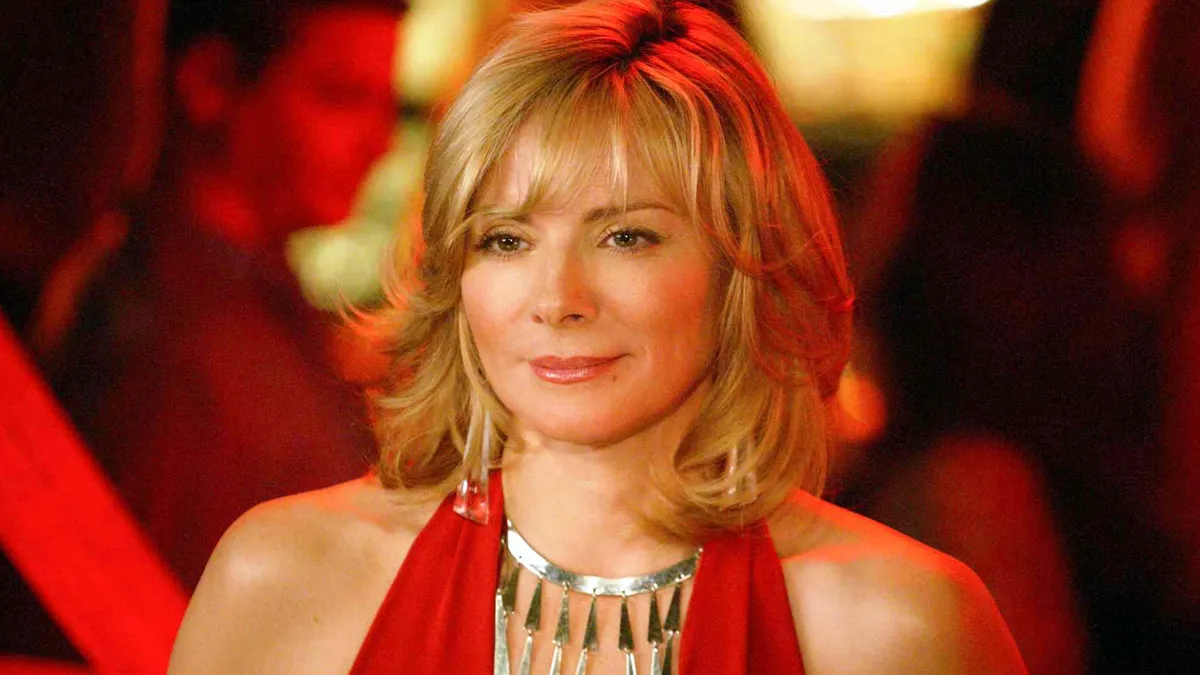 Η Κιμ Κατράλ χαμογελαστή μετά τον μυστικό γάμο της στο Λονδίνο