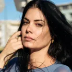 Η Μαρία Κορινθίου σε εντυπωσιακή φωτογράφηση σε δρόμο της Αθήνας