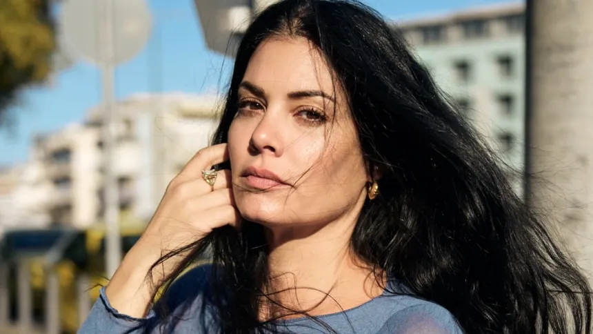 Η Μαρία Κορινθίου σε εντυπωσιακή φωτογράφηση σε δρόμο της Αθήνας