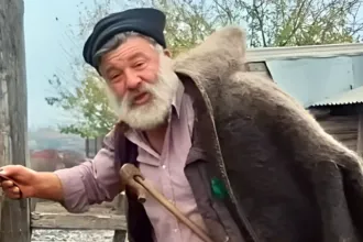 Ο κτηνοτρόφος συγκινημένος μπροστά στο κοπάδι του πριν τη θανάτωση