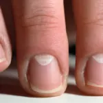 Κοντινή λήψη νυχιού με ορατό lunula