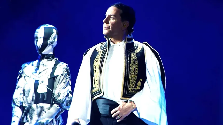 Γιώργος Μαζωνάκης στη σκηνή του MadWalk 2025 κατά το πρώτο MadWalk of Fame