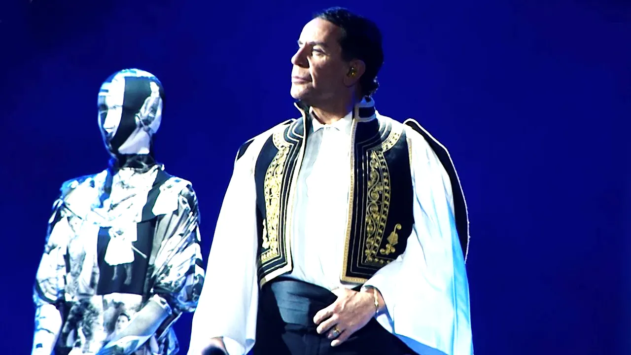 Γιώργος Μαζωνάκης στη σκηνή του MadWalk 2025 κατά το πρώτο MadWalk of Fame