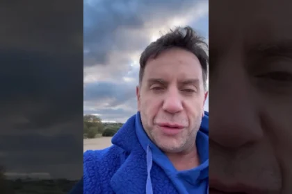 Γιώργος Μαζωνάκης στέλνει μήνυμα δύναμης και ελπίδας από τη θάλασσα