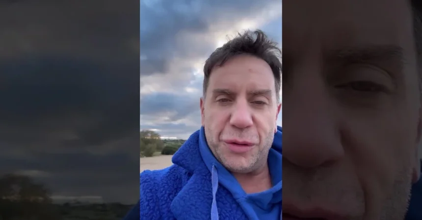 Γιώργος Μαζωνάκης στέλνει μήνυμα δύναμης και ελπίδας από τη θάλασσα