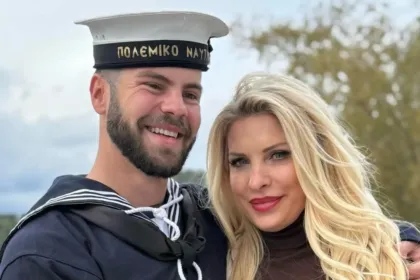 Η Ελένη Μενεγάκη με τον Άγγελο Λάτσιο στην ορκωμοσία του στο Ναυτικό