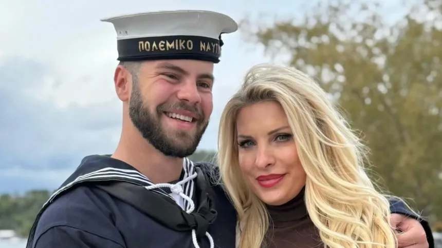 Η Ελένη Μενεγάκη με τον Άγγελο Λάτσιο στην ορκωμοσία του στο Ναυτικό