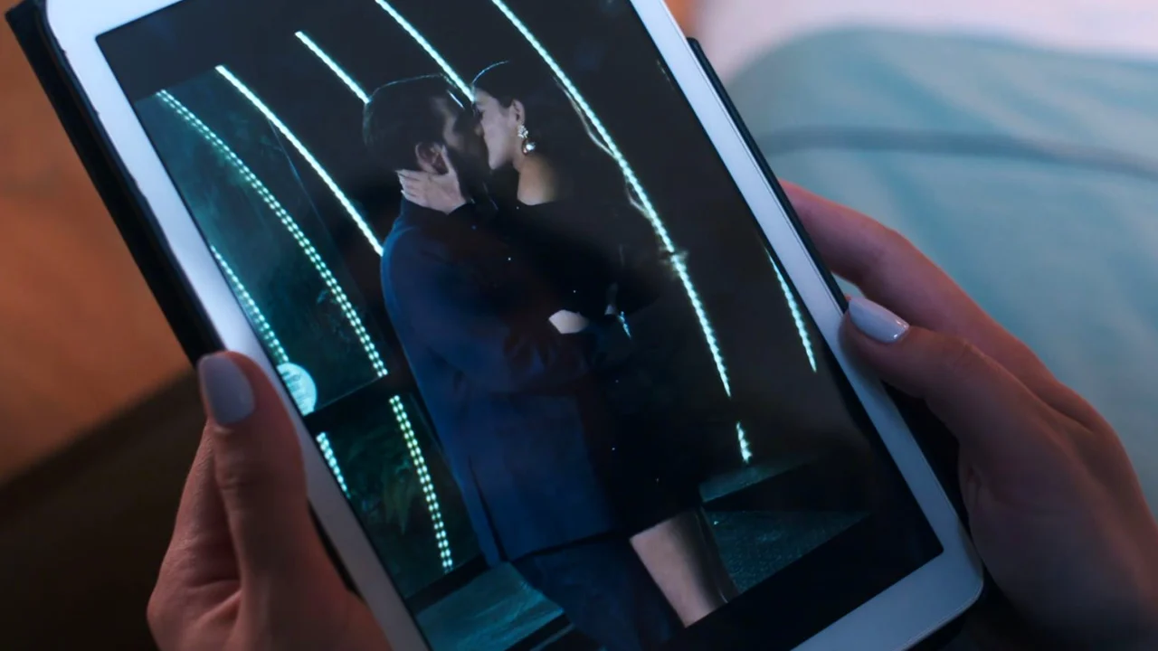 Μια νύχτα μόνο: Η φωτογραφία που γκρεμίζει τα πάντα και το σχέδιο που στέλνει την Άσπα στο ψυχιατρείο 1 Η Άσπα παγιδευμένη στο σκοτεινό σχέδιο του Σάββα στη σειρά Μια νύχτα μόνο