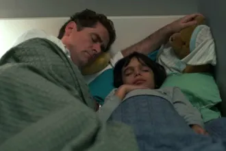 Ο Οδυσσέας και ο Πετράκης αγκαλιά στο εξοχικό στη σειρά Μια Νύχτα Μόνο