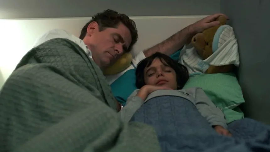 Ο Οδυσσέας και ο Πετράκης αγκαλιά στο εξοχικό στη σειρά Μια Νύχτα Μόνο