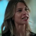 Ο Οδυσσέας αγκαλιά με τον Πετράκη, ενώ η Αρετή επιστρέφει στο σπίτι και συγκινείται.